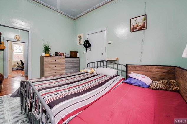 213 St, Union City NJ 07087-6572 exterior