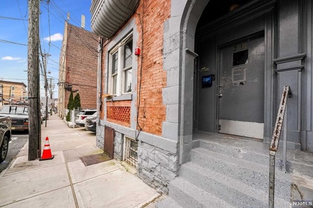 213 St, Union City NJ 07087-6572 exterior