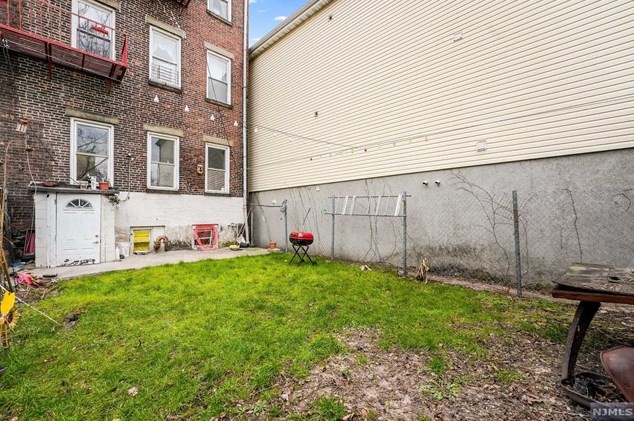 213 St, Union City NJ 07087-6572 exterior