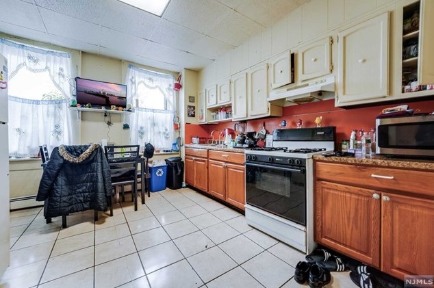 213 St, Union City NJ 07087-6572 exterior