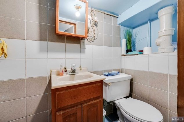 213 St, Union City NJ 07087-6572 exterior