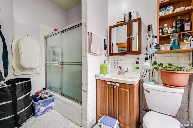 213 St, Union City NJ 07087-6572 exterior