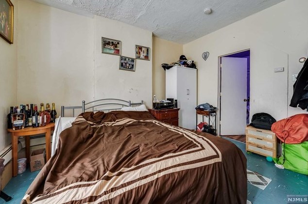 213 St, Union City NJ 07087-6572 exterior