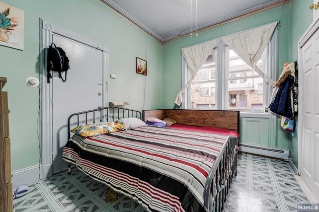 213 St, Union City NJ 07087-6572 exterior