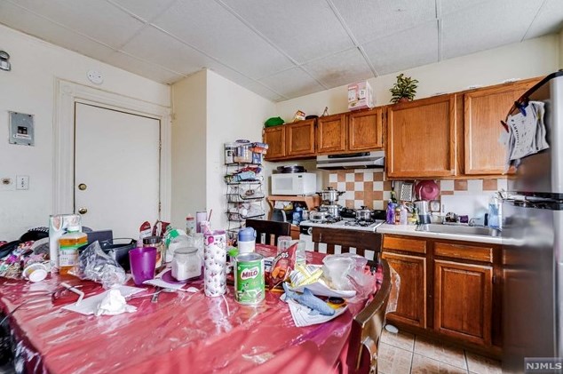 213 St, Union City NJ 07087-6572 exterior