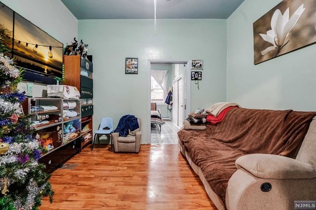 213 St, Union City NJ 07087-6572 exterior