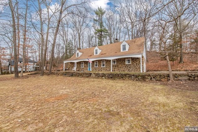 18 Peterson Rd, Wayne, NJ 07470-4174