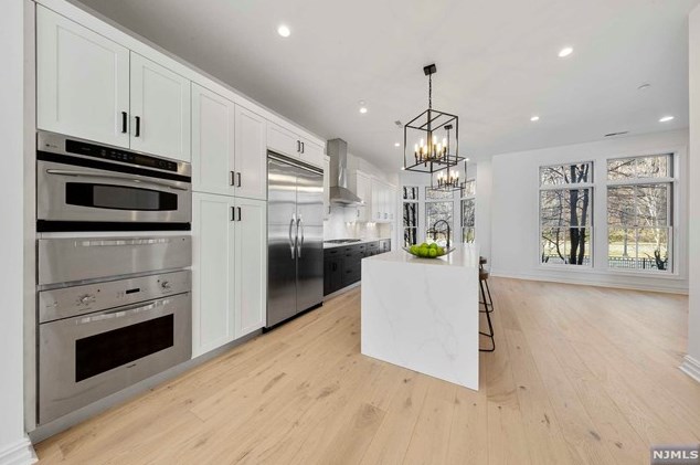 11 Regency Pl, Union City, NJ 07086
