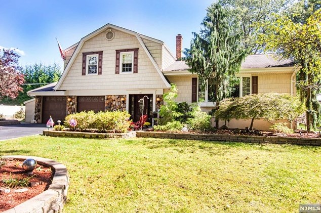 310 Dartmouth Ct, Paramus, NJ 07652