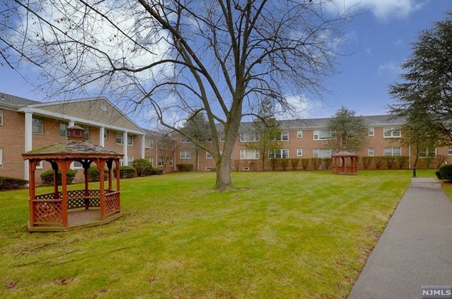 605 Grove St, Clifton NJ  07013-3818 exterior