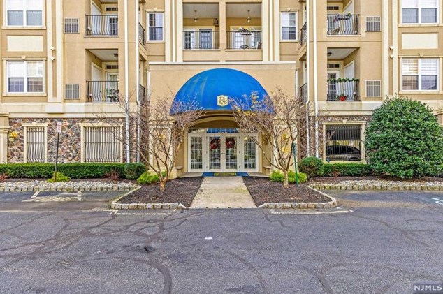 7103 Ravenscroft Rd, Clifton, NJ 07013
