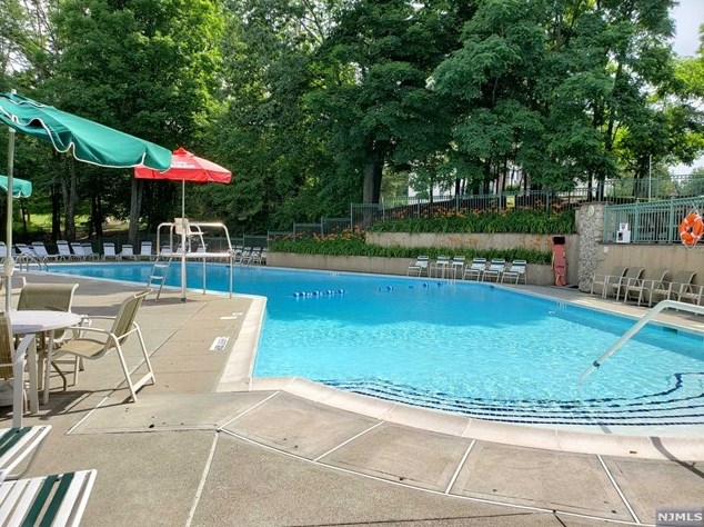1402 York St, Mahwah, NJ 07430
