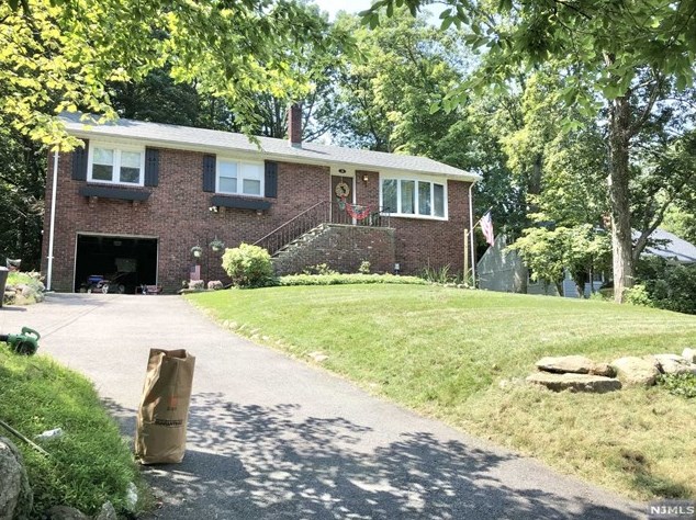 28 Pawnee Ave, Oakland, NJ 07436