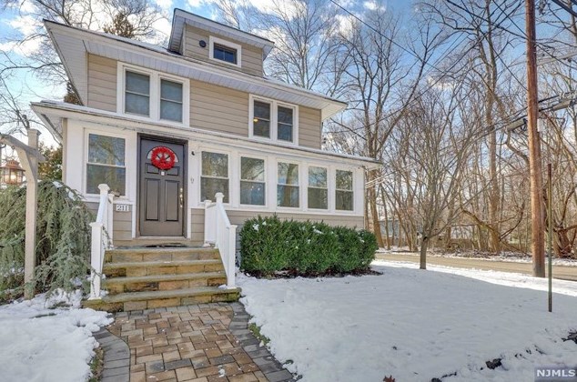 211 Westwood Blvd, Westwood NJ  07675-2526 exterior
