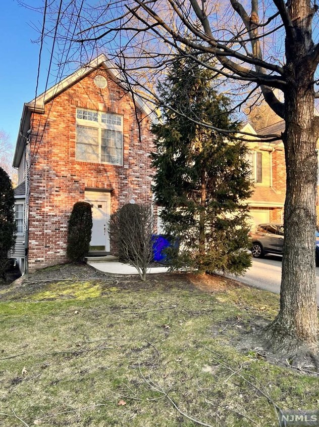 87 W Mahan St, Tenafly, NJ 07670