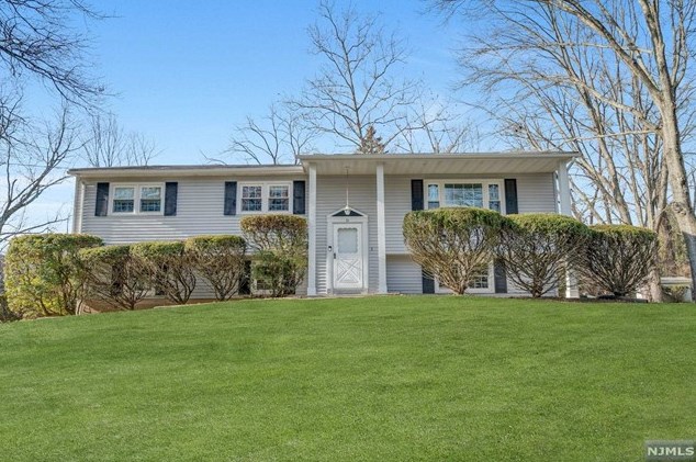 21 Bayberry Dr, Mahwah, NJ 07430