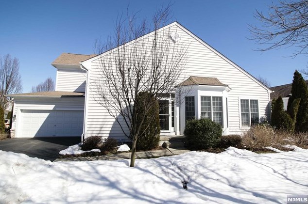 51 Mulberry Ct, Paramus NJ  07652-1361 exterior