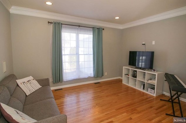 51 Mulberry Ct, Paramus NJ  07652-1361 exterior