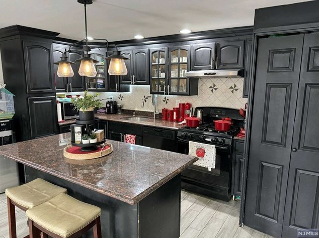 32 Maiden Ln, Little Ferry NJ 07643-2136 exterior