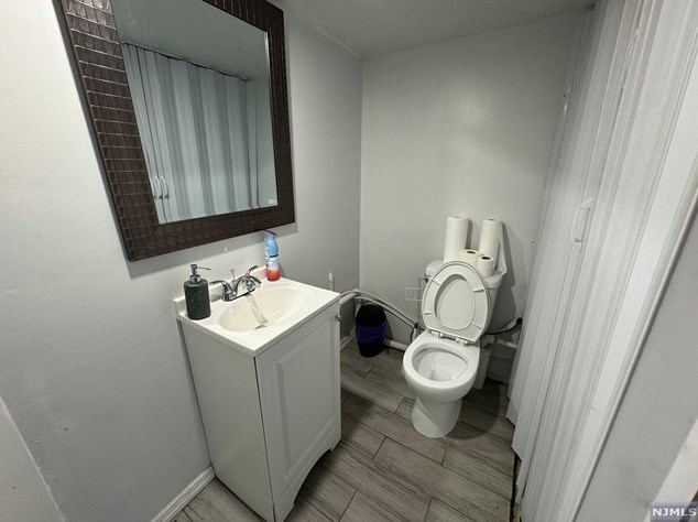 32 Maiden Ln, Little Ferry NJ 07643-2136 exterior