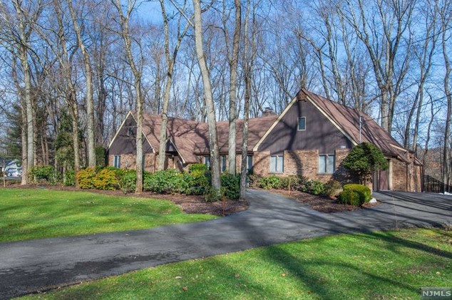 877 High Mountain Rd, Franklin Lakes, NJ 07417