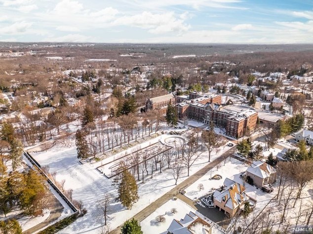 1207 Rio Vista Dr, Mahwah NJ  07430-4501 exterior