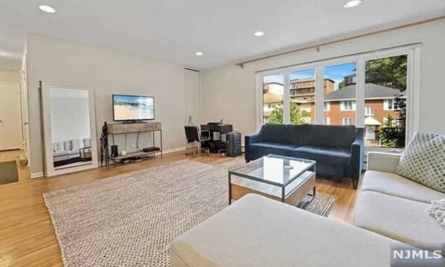 1515 10th St, West Fort Lee, NJ 07024