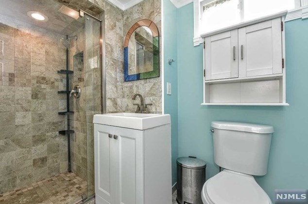 26 Dapp Ct, Elmwood Park NJ  07407-3301 exterior