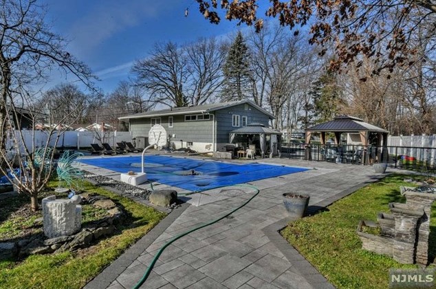 26 Dapp Ct, Elmwood Park NJ  07407-3301 exterior