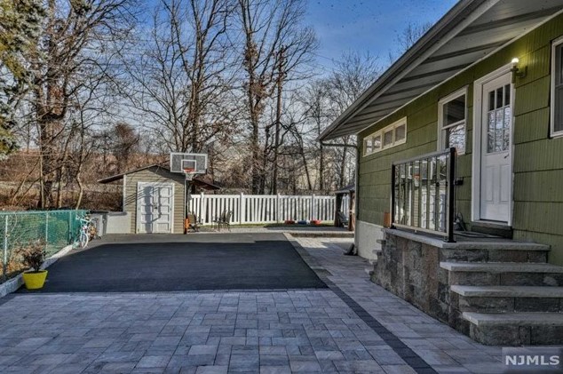 26 Dapp Ct, Elmwood Park, NJ 07407-3301
