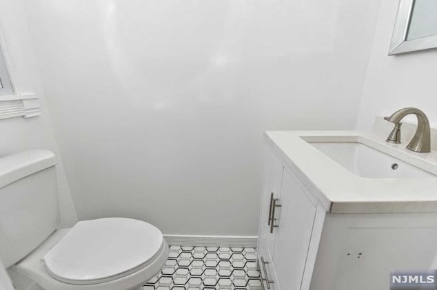 26 Dapp Ct, Elmwood Park NJ  07407-3301 exterior