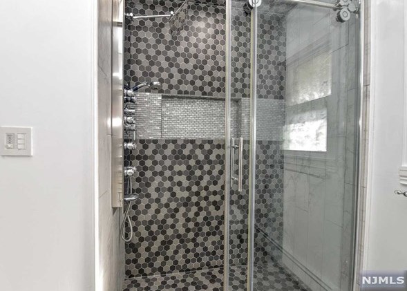 26 Dapp Ct, Elmwood Park NJ  07407-3301 exterior