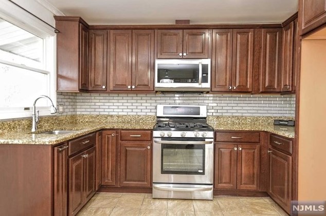 26 Dapp Ct, Elmwood Park NJ  07407-3301 exterior