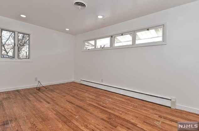 26 Dapp Ct, Elmwood Park NJ  07407-3301 exterior