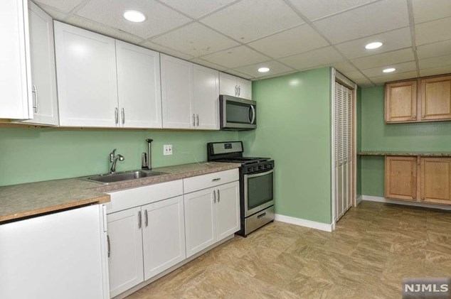 26 Dapp Ct, Elmwood Park NJ  07407-3301 exterior