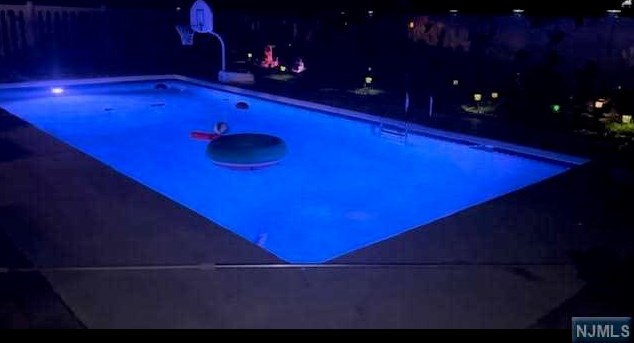 26 Dapp Ct, Elmwood Park NJ  07407-3301 exterior