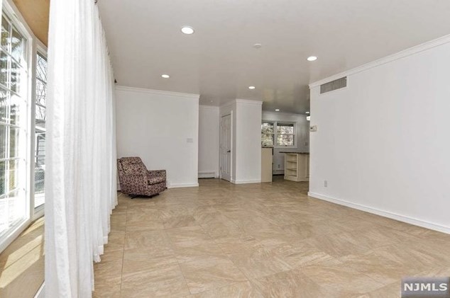 26 Dapp Ct, Elmwood Park NJ  07407-3301 exterior