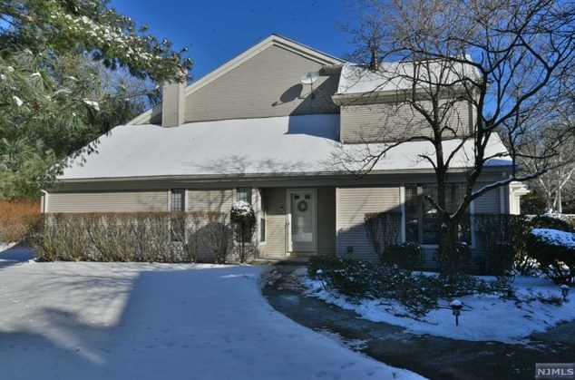 148 Moramarco Ct, Mahwah, NJ 07430