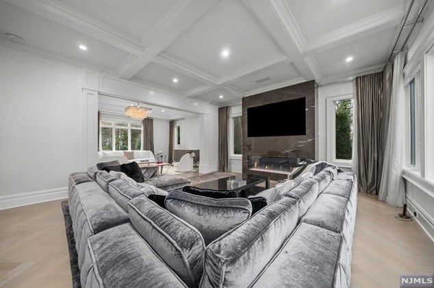 11 Edgewood St, Tenafly NJ  07670-2909 exterior