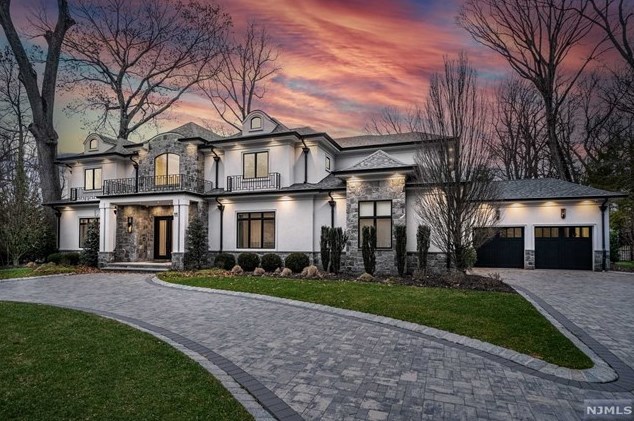 11 Edgewood St, Tenafly NJ  07670-2909 exterior