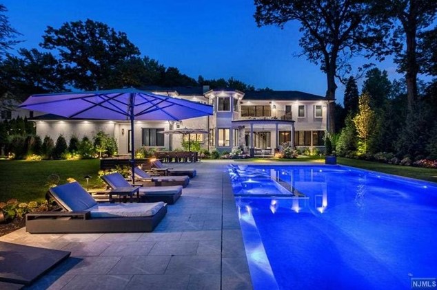11 Edgewood St, Tenafly NJ  07670-2909 exterior