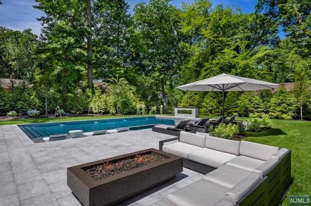 11 Edgewood St, Tenafly NJ  07670-2909 exterior