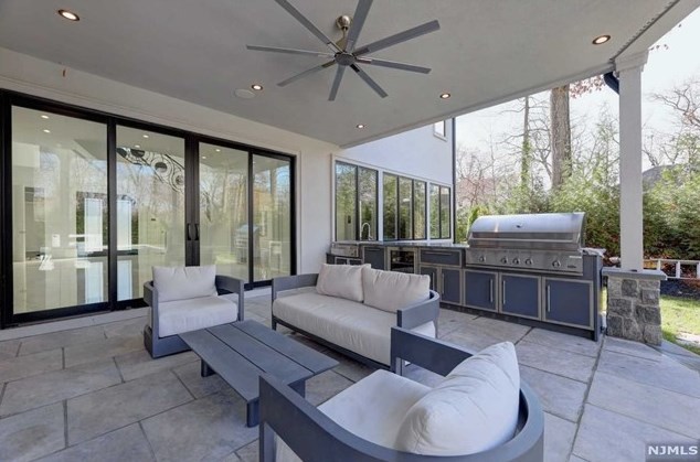 11 Edgewood St, Tenafly NJ  07670-2909 exterior