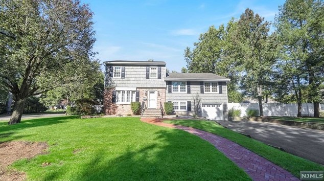 27 Linden Rd, Ho Ho Kus, NJ 07423-1656