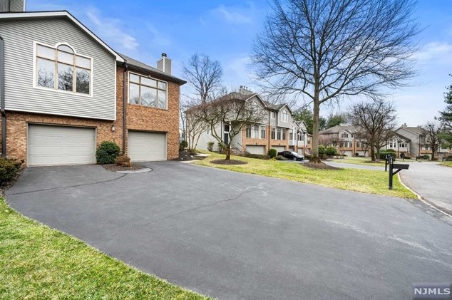 102 Lakeview Dr, Westwood, NJ 07675