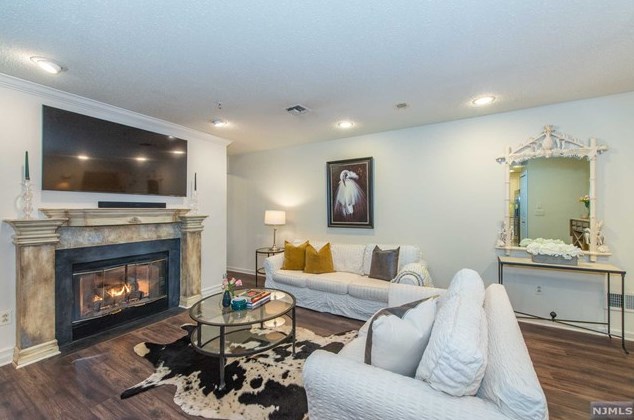 8 Mcchesney Ct, Town Center, NJ 07052