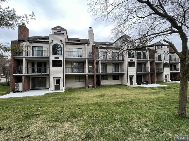 5 Millay Ct, Teaneck NJ 07666-6465 exterior