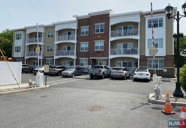 70 Oak St #307, Rochelle Park, NJ 07662