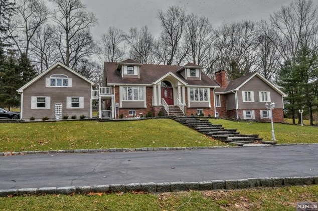 1 Castle Hill Ct, Upper Saddle River, NJ 07458