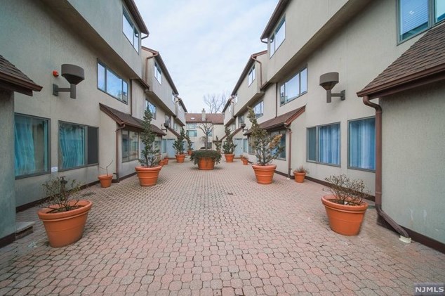 1337 15th St, West Fort Lee, NJ 07024-1914